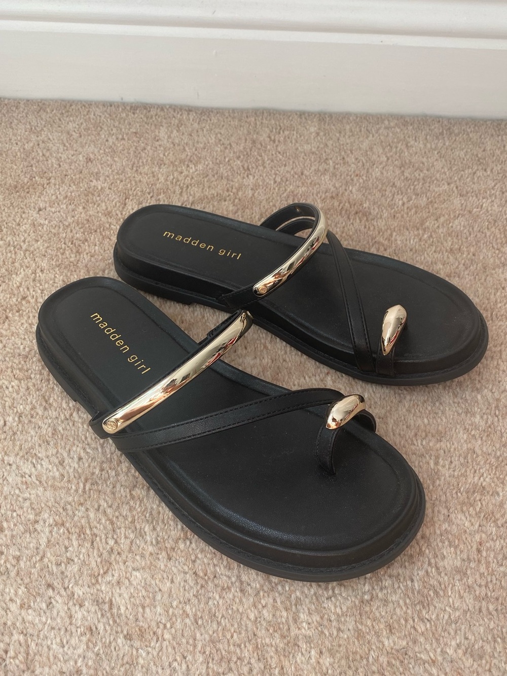 Madden Girl Caribbean Slide-On Black Sandals Toe Loop & Gold Hardware Sz 7.5 NEW - Picture 8 of 8